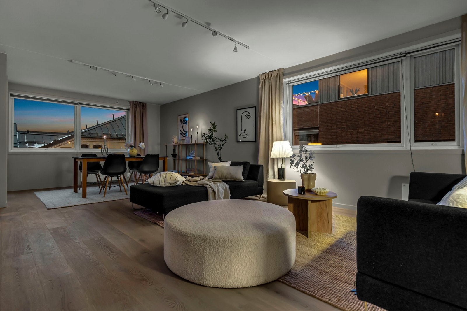 Stuen byr på gode lysforhold med vinduer i flere retninger. Galleribilde