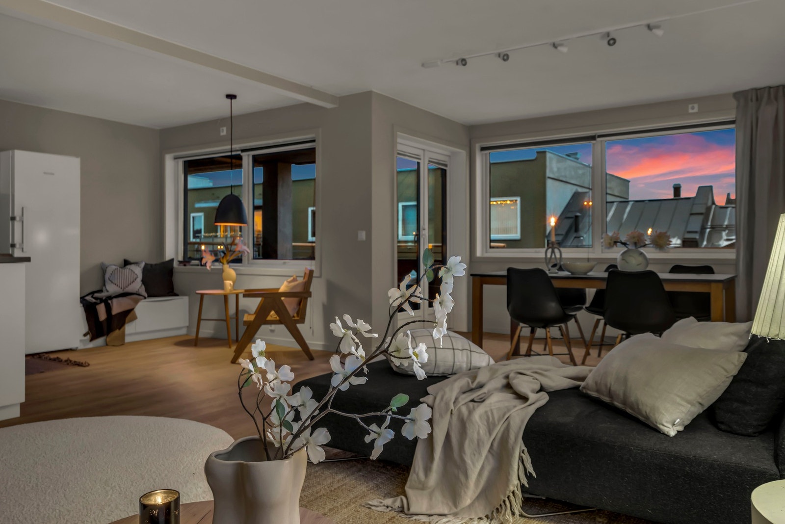 Stuen er et stort sosialt rom med direkte tilknytning til kjøkkenet. Galleribilde