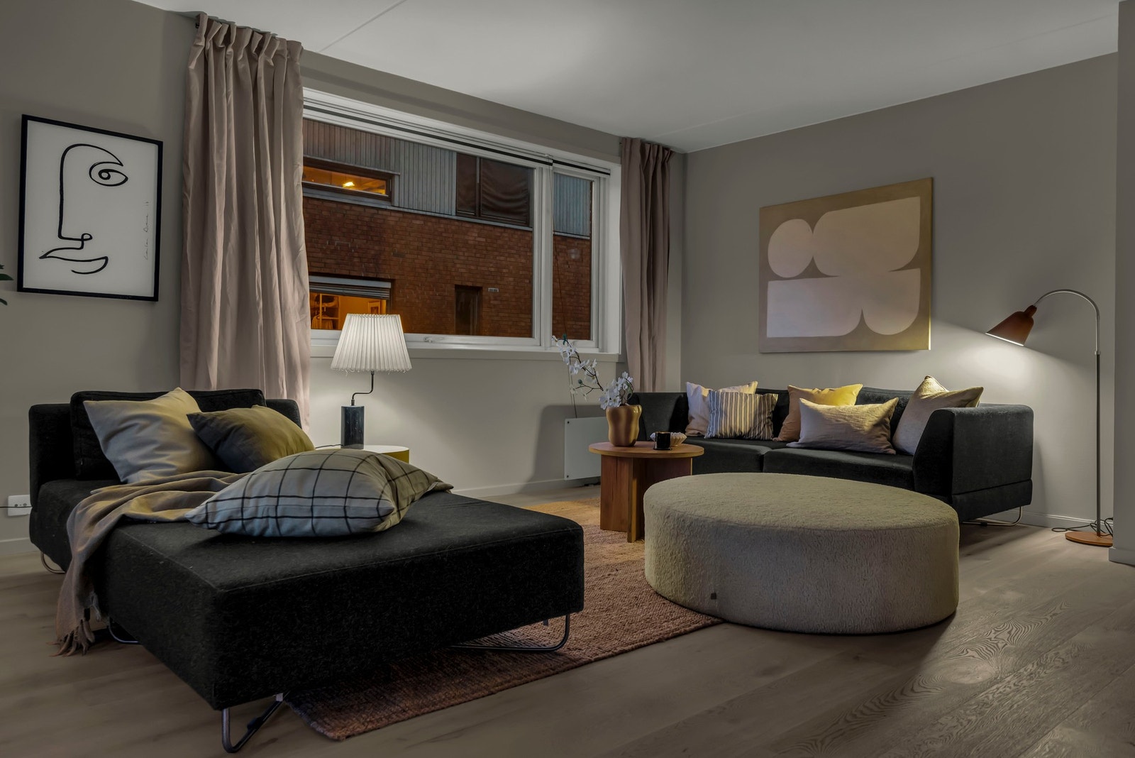 I stuen har man plass til stor sofagruppe, og flere innredningsmuligheter. Galleribilde