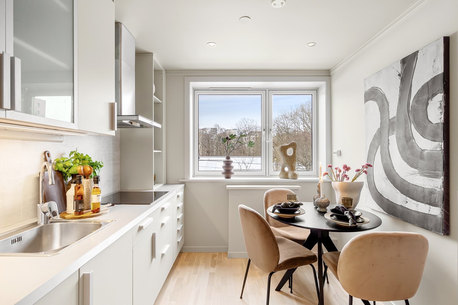 Separat, moderne kjøkken med god skap- og benkeplass. Galleribilde