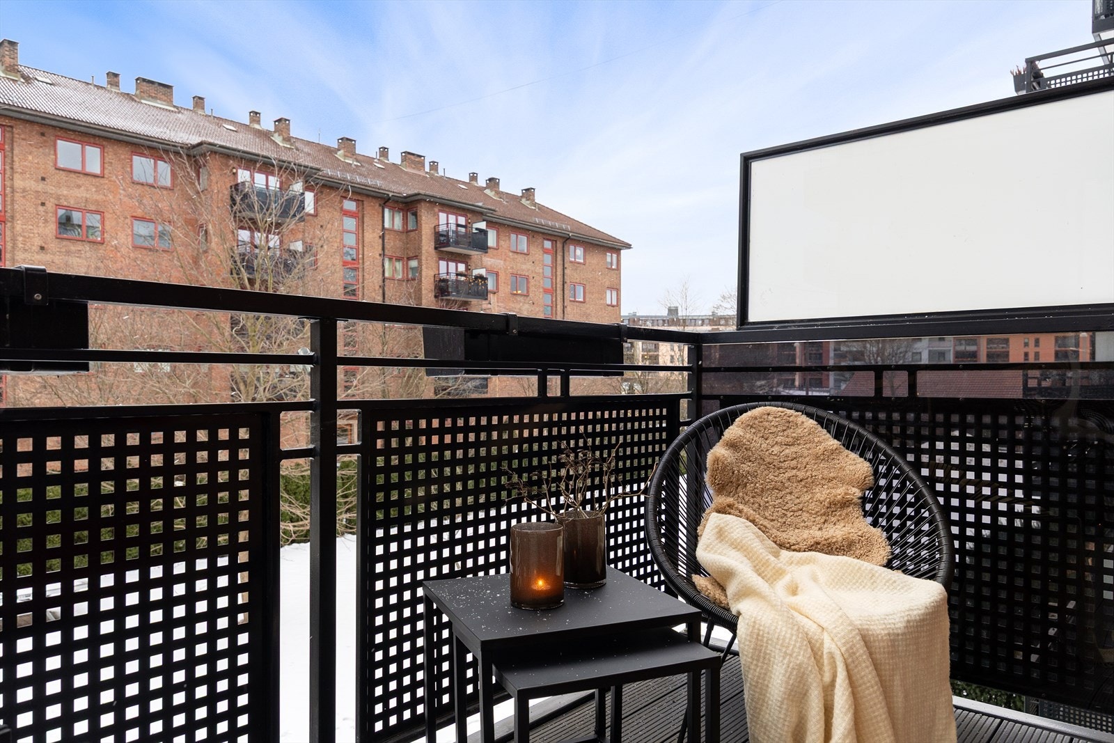 Her er det gode muligheter for å etablere en koselig uteplass med utemøbler, beplantning og gassgrill. Galleribilde