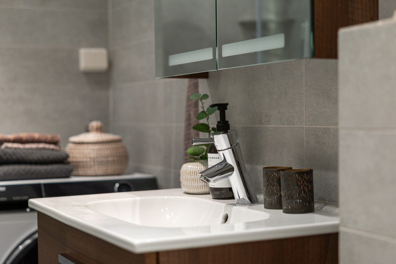 Badet er innredet med vegghengt WC, dusjhjørne med inn- og utslående dusjvegger, servant med ettgreps blandebatteri i innredning. Galleribilde