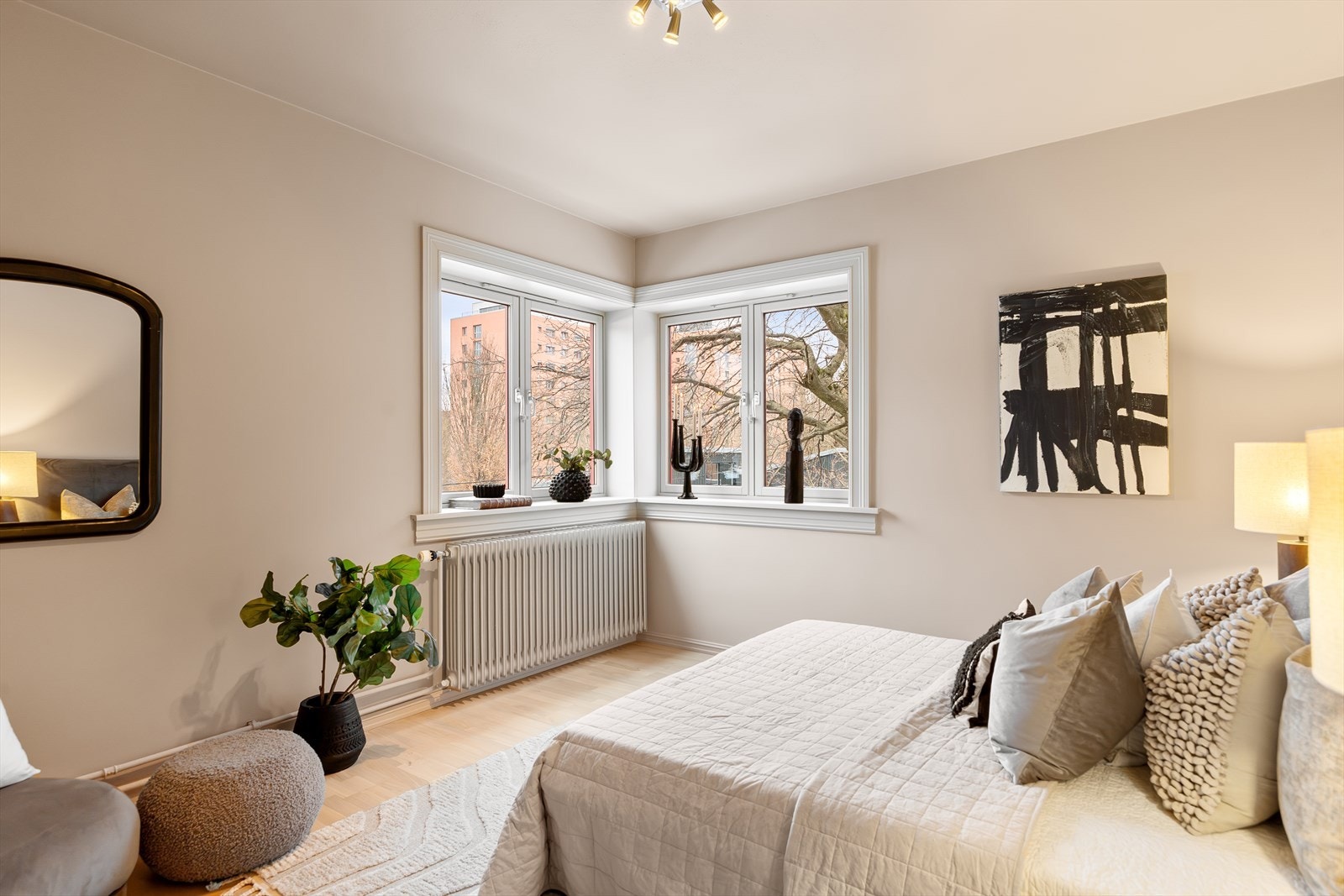 Soverommet er romslig, med plass til dobbeltseng, nattbord og tilhørende møbler. Galleribilde