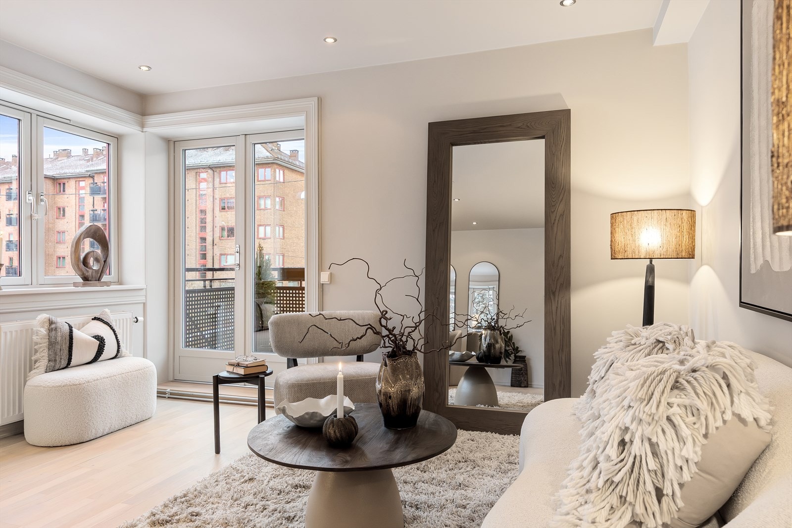 Stuen fremstår lys og luftig med store vindusflater som gir rikelig innslipp av naturlig lys. Galleribilde