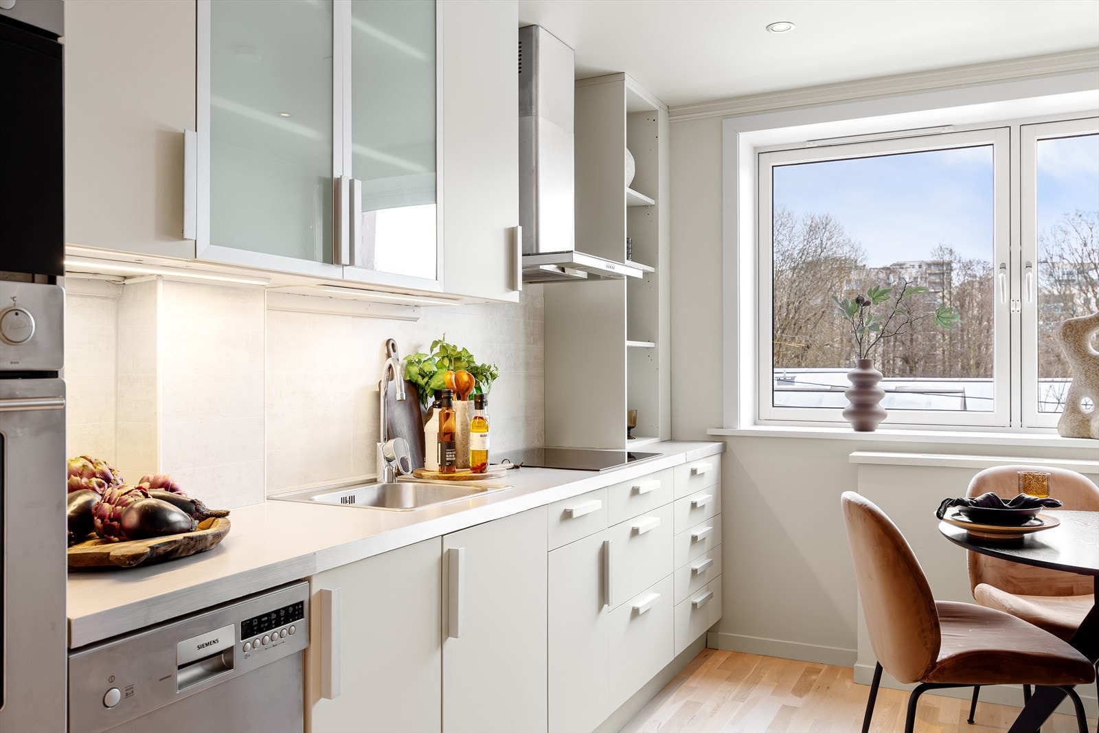 Videre er kjøkkenet utstyrt med integrert koketopp, halvintegrert stekeovn, halvintegrert mikrobølgeovn, halvintegrert oppvaskmaskin samt frittstående kjøleskap. Galleribilde