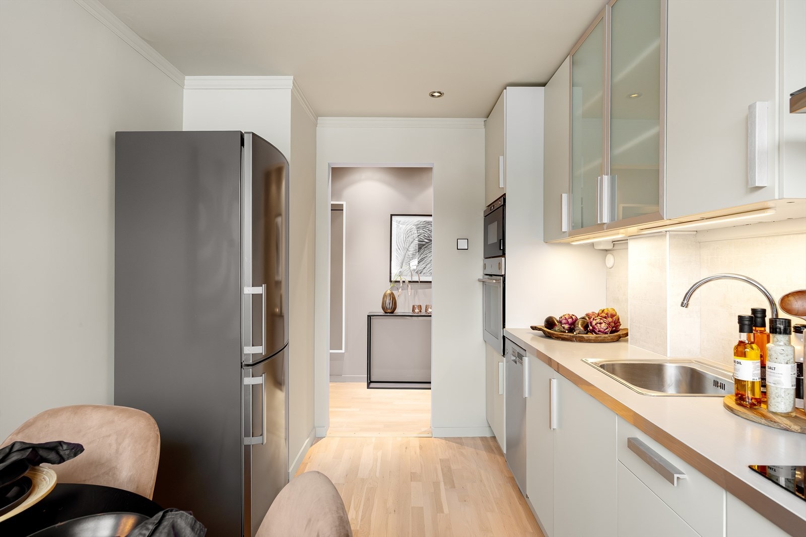 Kjøkkenet er utstyrt med downlights i himlingen som gir gode arbeidsforhold. Galleribilde