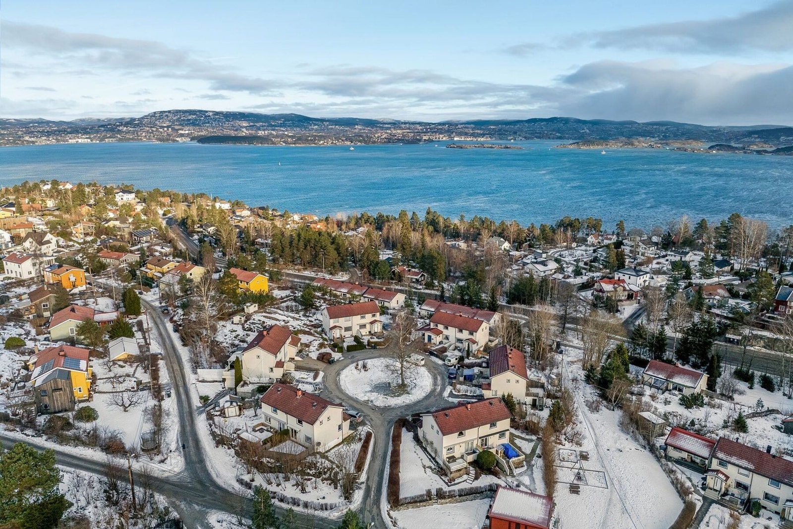 Det er kort gangavstand til både barneskole, ungdomsskole, barnehager og friareal, samt alle servicefunksjoner. Galleribilde
