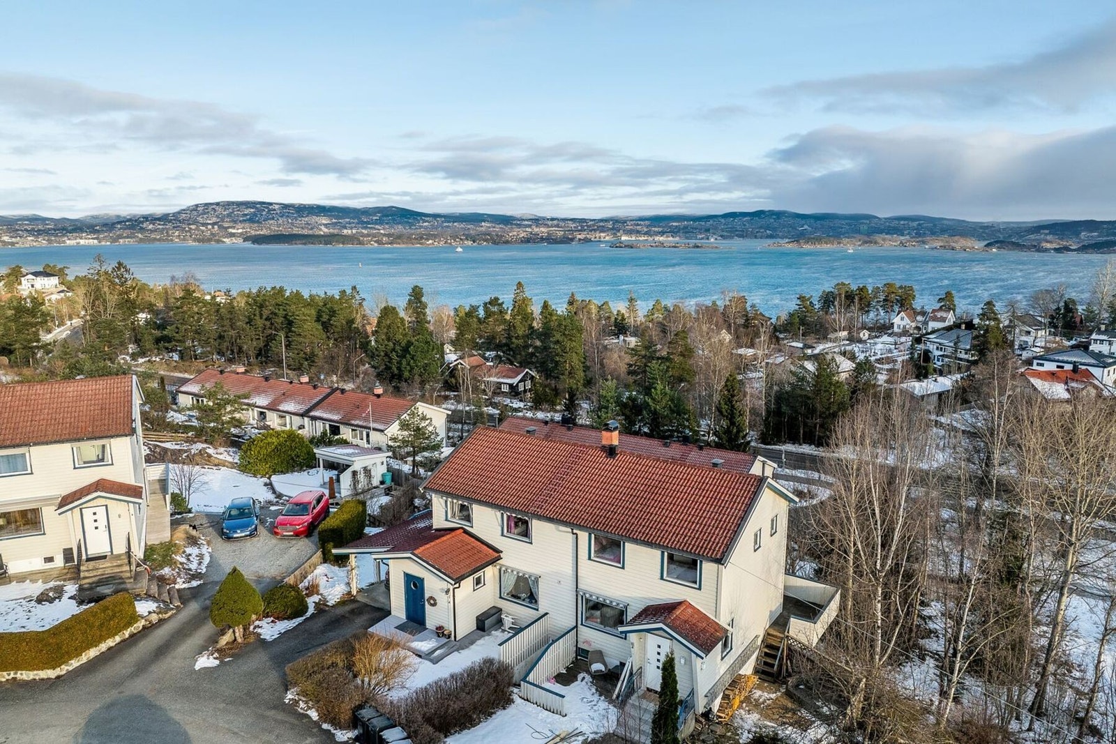 Med en kombinasjon av idyllisk kystnær beliggenhet og kort vei til offentlig transport, butikker og servicetilbud, gir denne eiendommen en perfekt balanse mellom naturnær ro og urban tilgjengelighet. Galleribilde