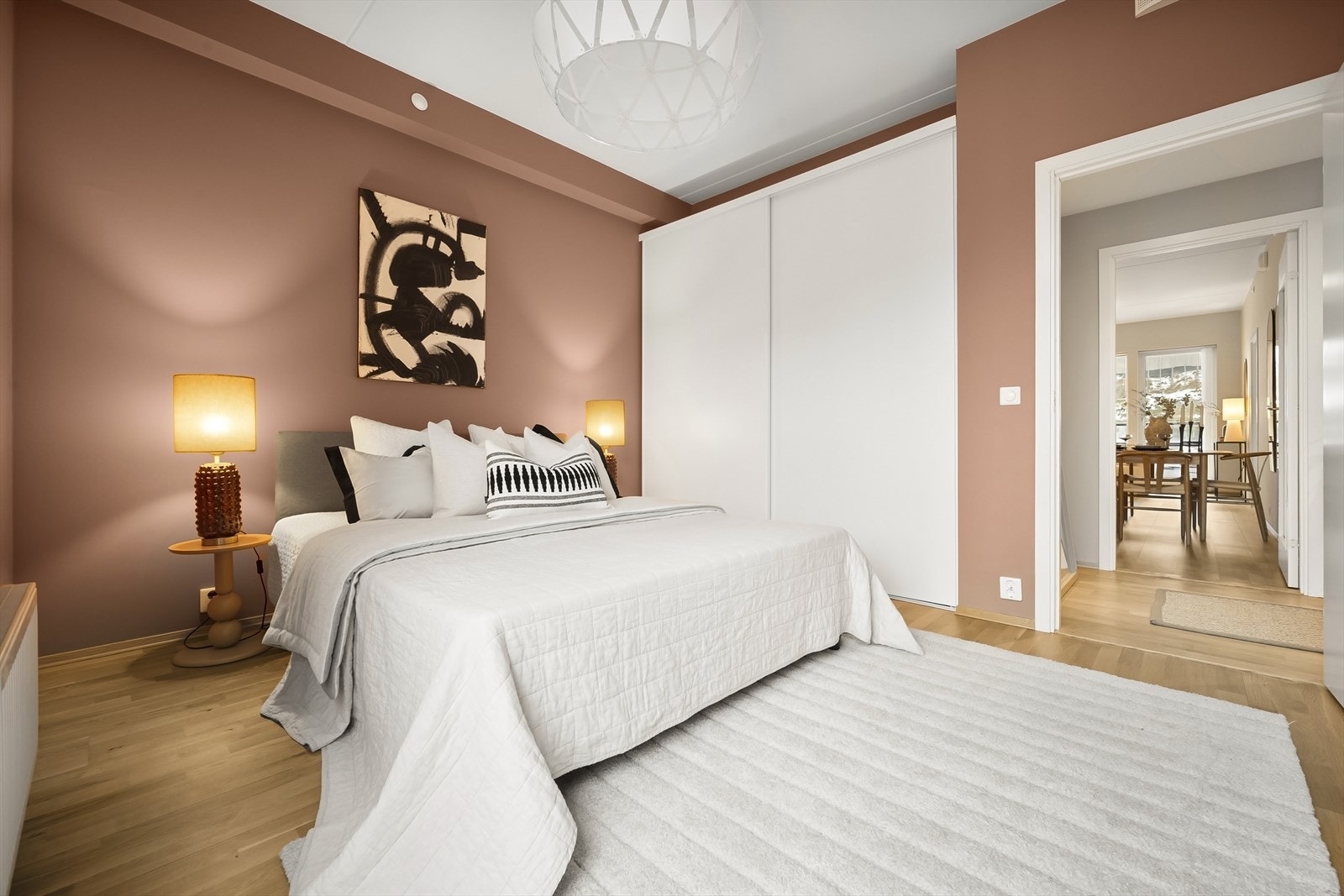 Det er innholdsrik skyvedørsgarderobe langs den ene veggen som sikrer godt med lagringsplass. Galleribilde