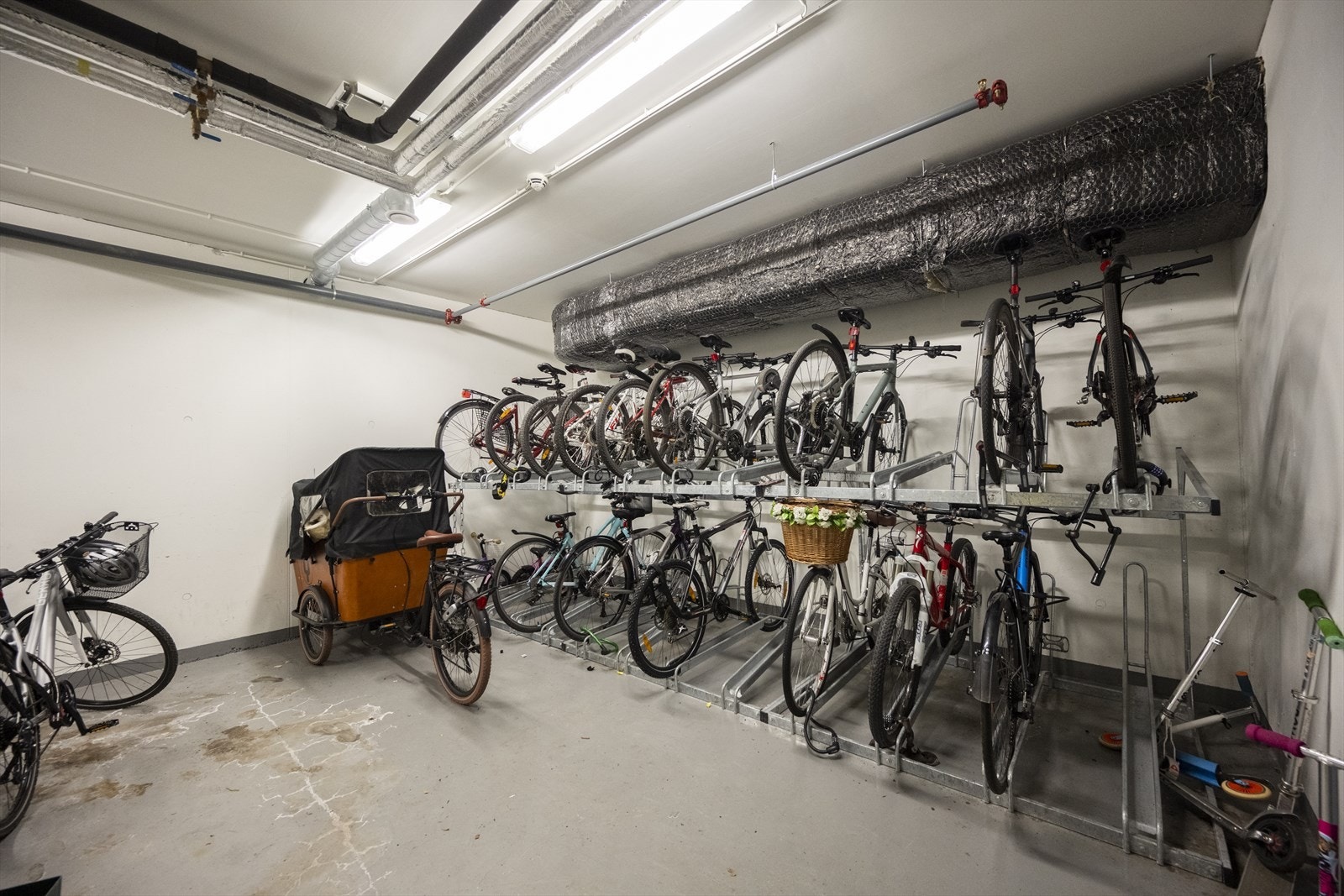 Det er felles sykkelbod i bygget. Galleribilde
