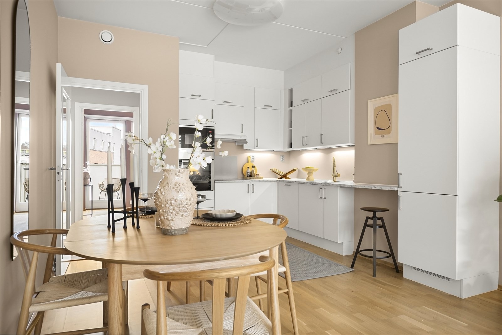 Ved kjøkkenet er det god plass til spisebord. Galleribilde