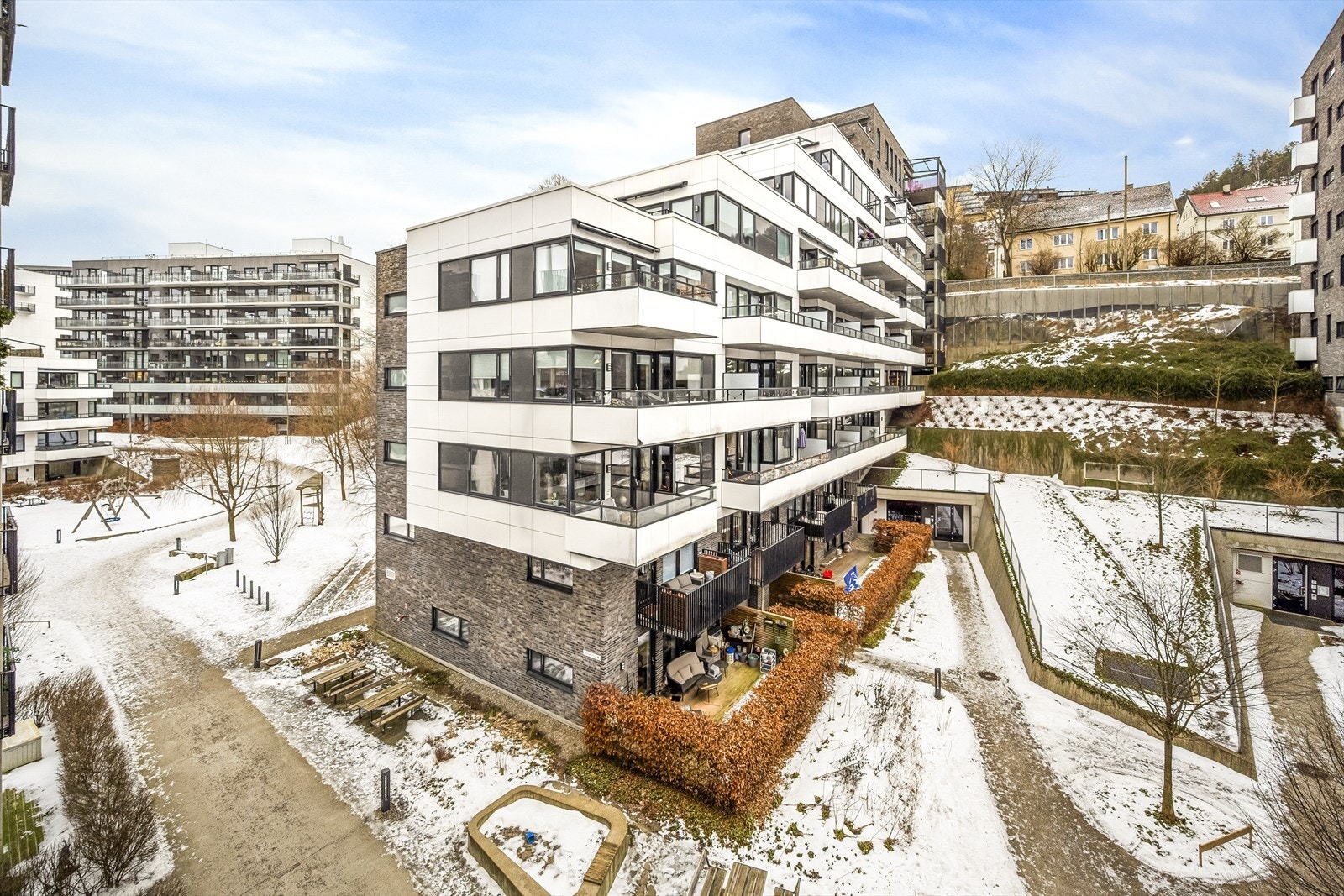 Balkongen har fint utsyn mot hyggelige og rolige fellesarealer. Galleribilde