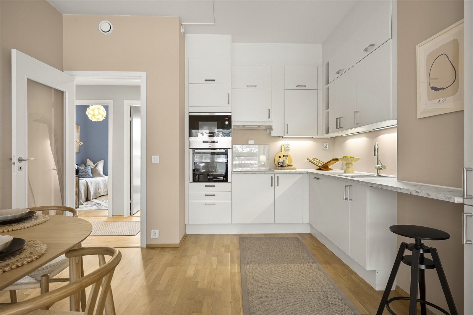 Stilrent og moderne kjøkken med masse lagringsplass og godt med benkeplass for matlaging. Galleribilde