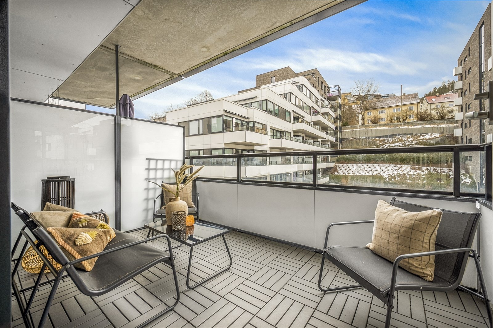 En moderne og gjennomført 4-roms med høy standard, to balkonger og attraktive fasiliteter. Galleribilde