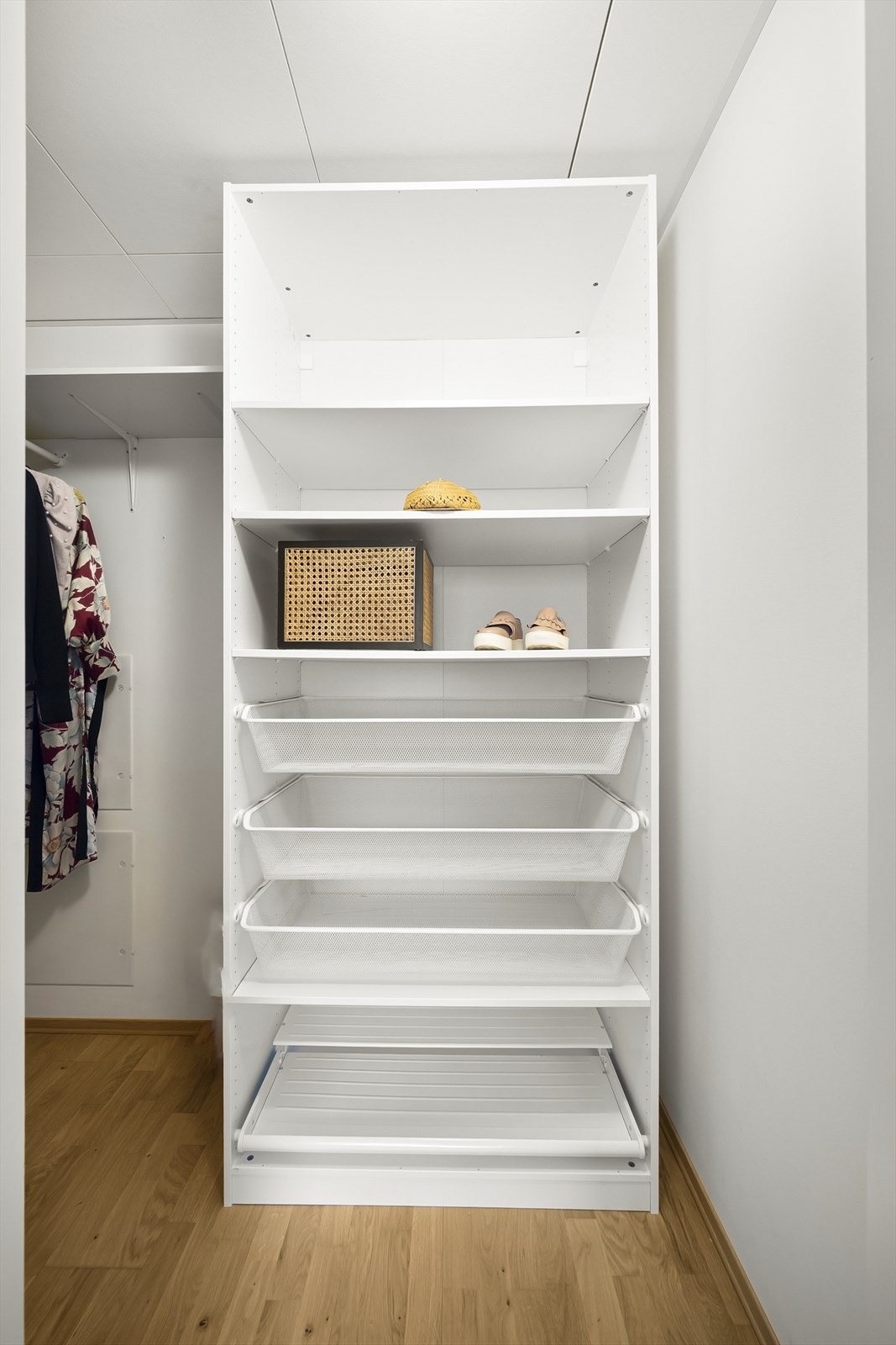 Soverommet har eget walk-in-closet. I tillegg disponerer leiligheten en bod i underetasjen på ca. 5 kvm. Galleribilde