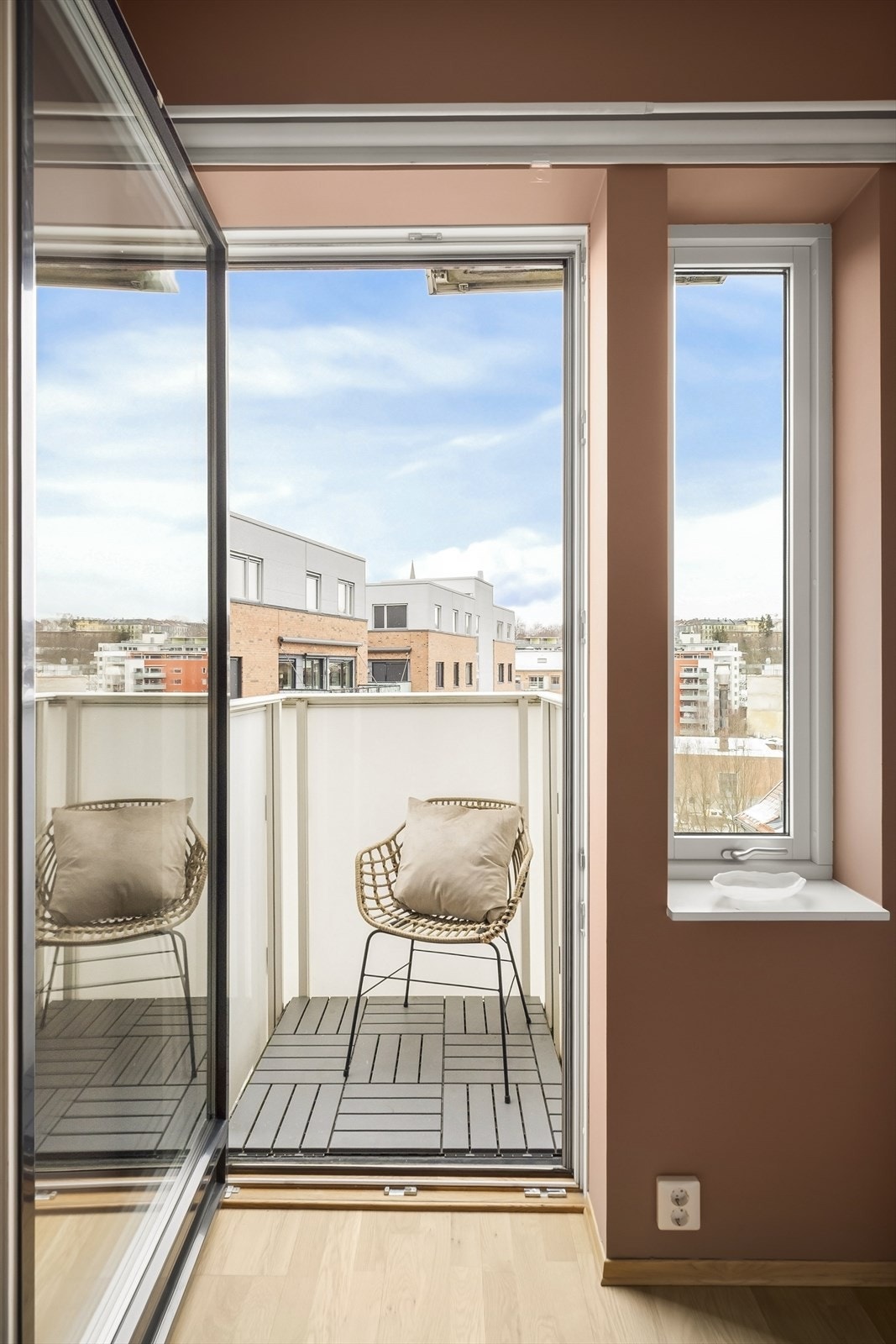 Fra soverommet er det utgang til en hyggelig, nordvendt balkong på 1 kvm. Galleribilde