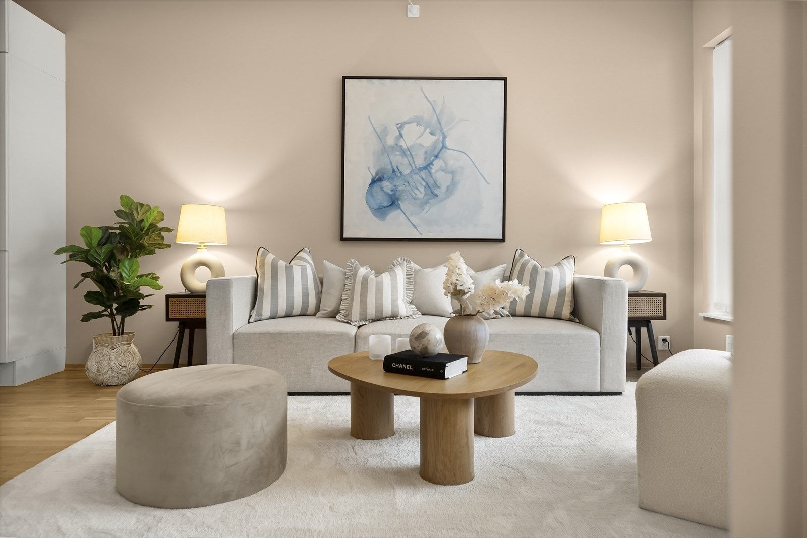 Stuen har god plass til stor sofagruppe, sofabord og underholdningsavdeling. Galleribilde