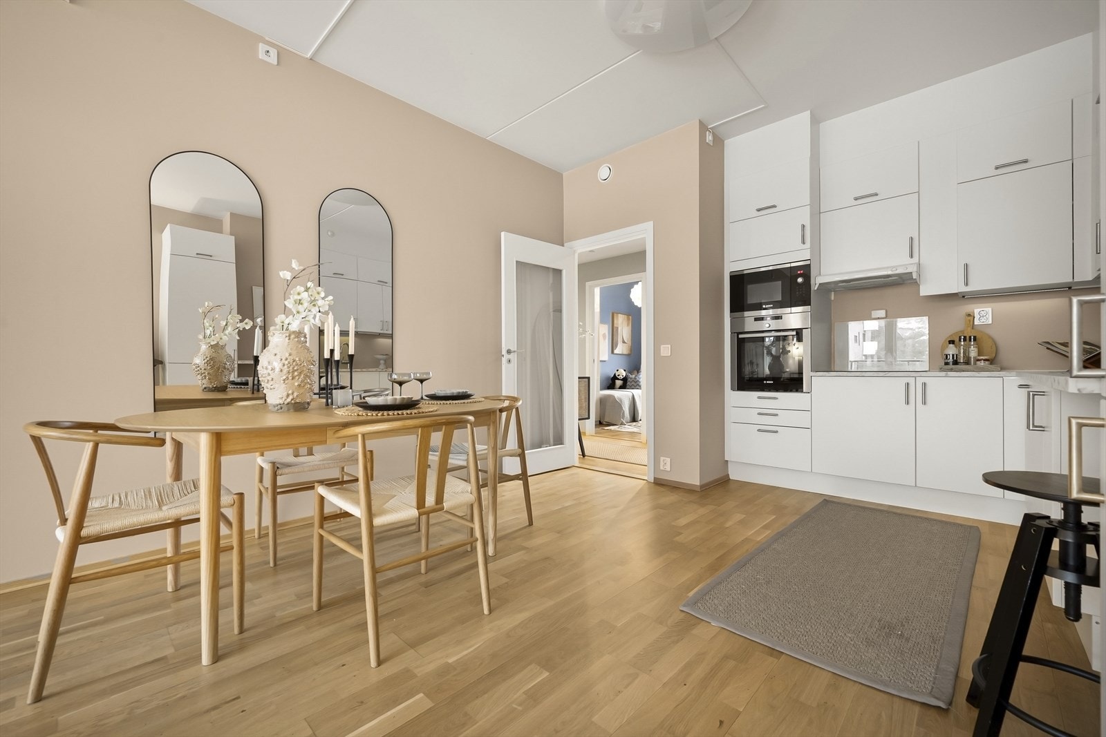 Integrerte hvitevarer av god kvalitet som består av kjøl/fryseskap, oppvaskmaskin, platetopp, mikro og stekeovn. Det er montert komfyrvakt og vannstoppsystem. Galleribilde