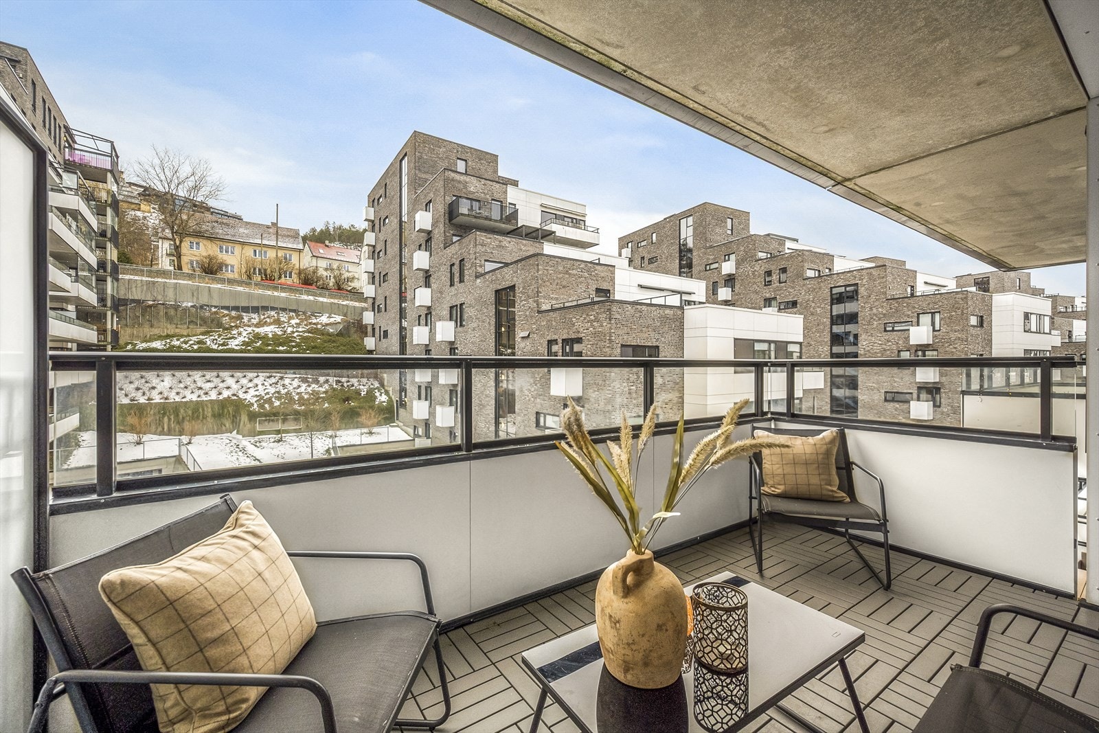 Fra stuen er det utgang til en sydvendt balkong på 8 kvm. Galleribilde