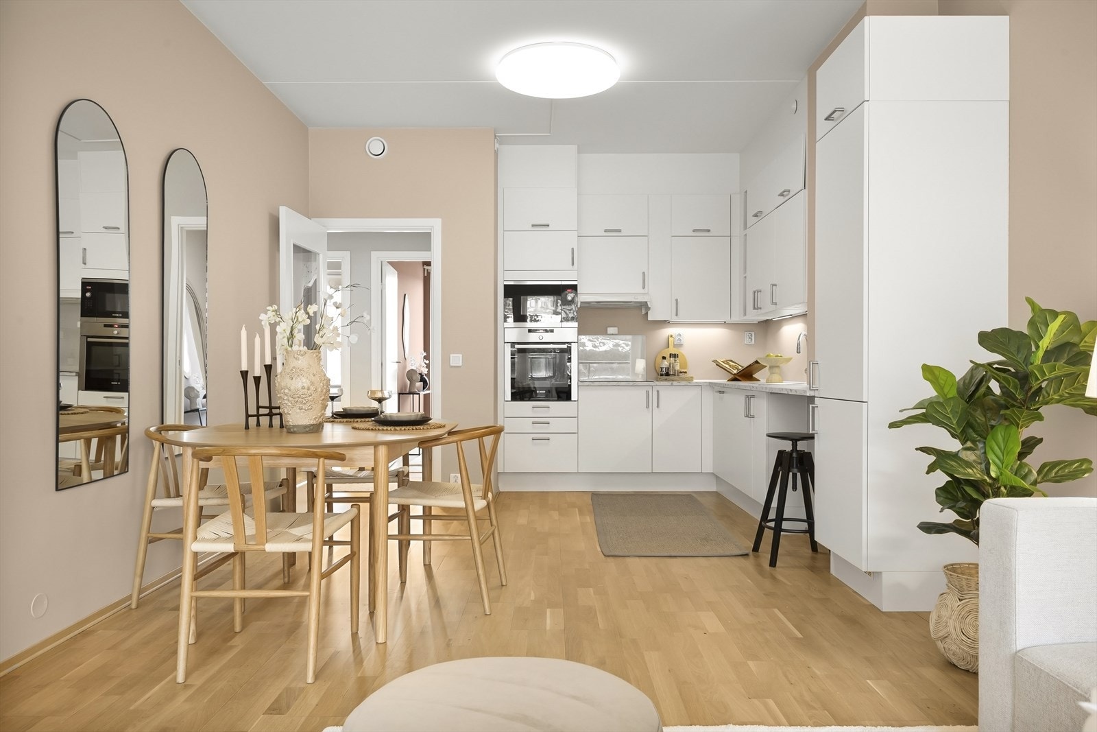 Leiligheten har stilrene og velholdte overflater med trestavs eikeparkett og veggene er nylig malt i lune fargetoner. Galleribilde