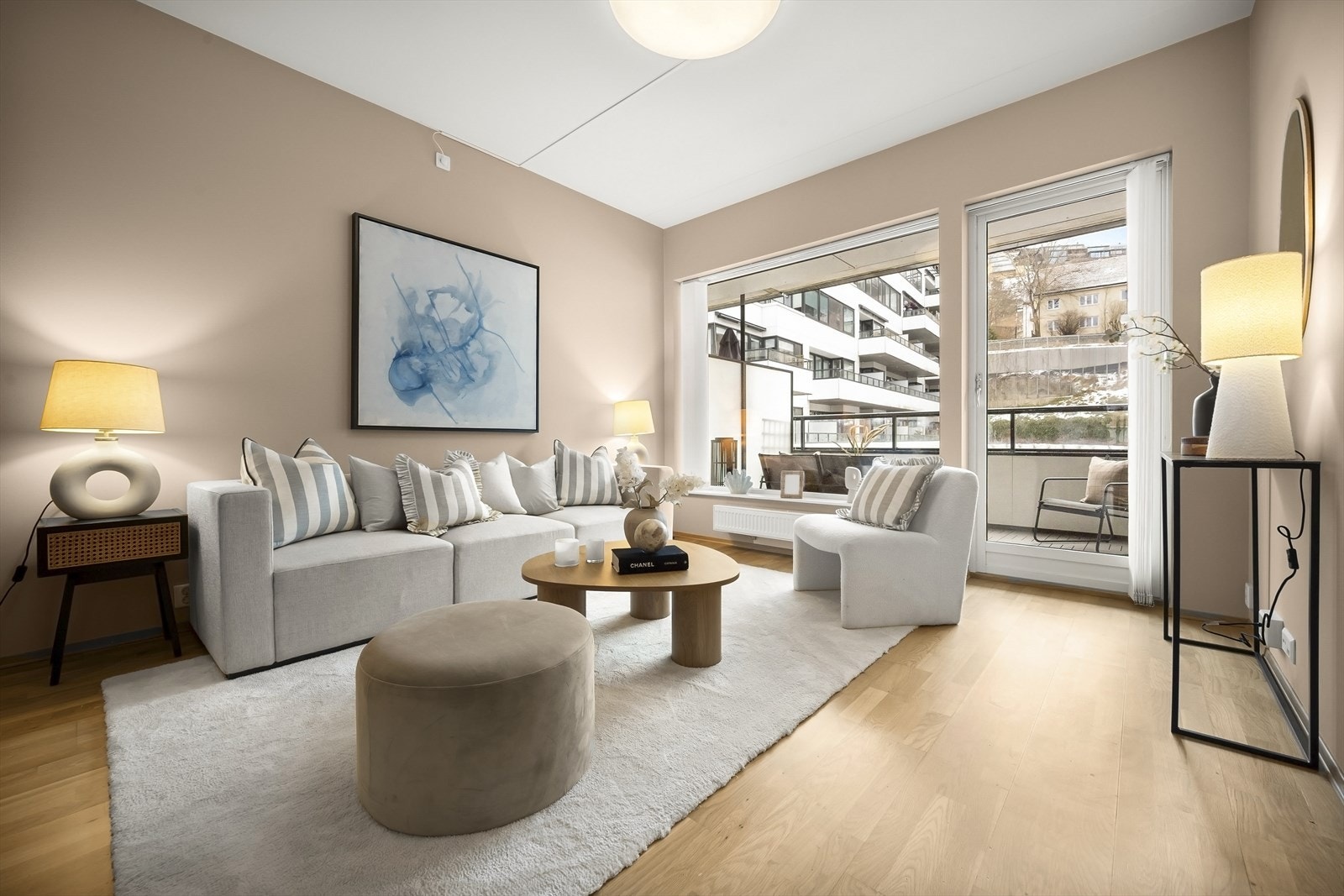 Leiligheten ligger i 4. etasje og inneholder entré, bad, tre soverom, bod, kjøkken og stue. Galleribilde