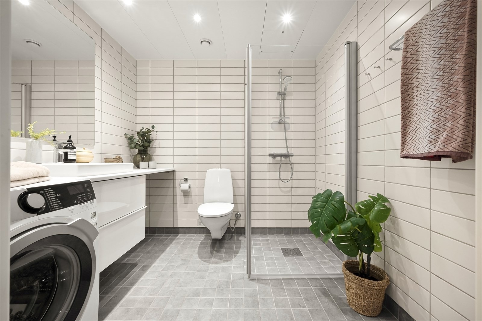 Delikat og stort bad fra byggeår. Badet er oppgradert i senere tid med ny innredning og benkeplate. Det er opplegg for vaskemaskin. Galleribilde