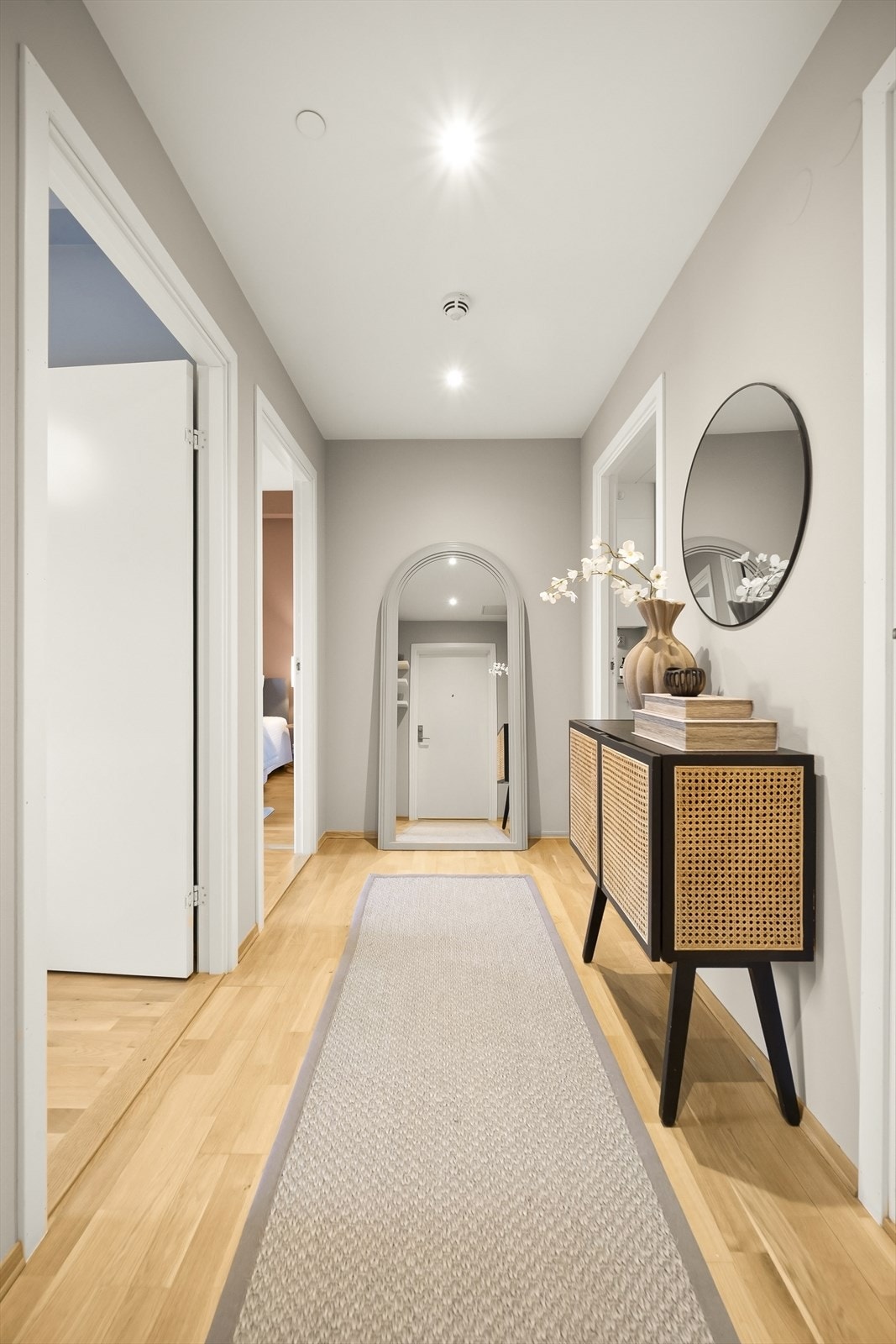 Gangen har en sentral plassering i leiligheten, som sikrer godt flyt mellom alle rommene. Galleribilde