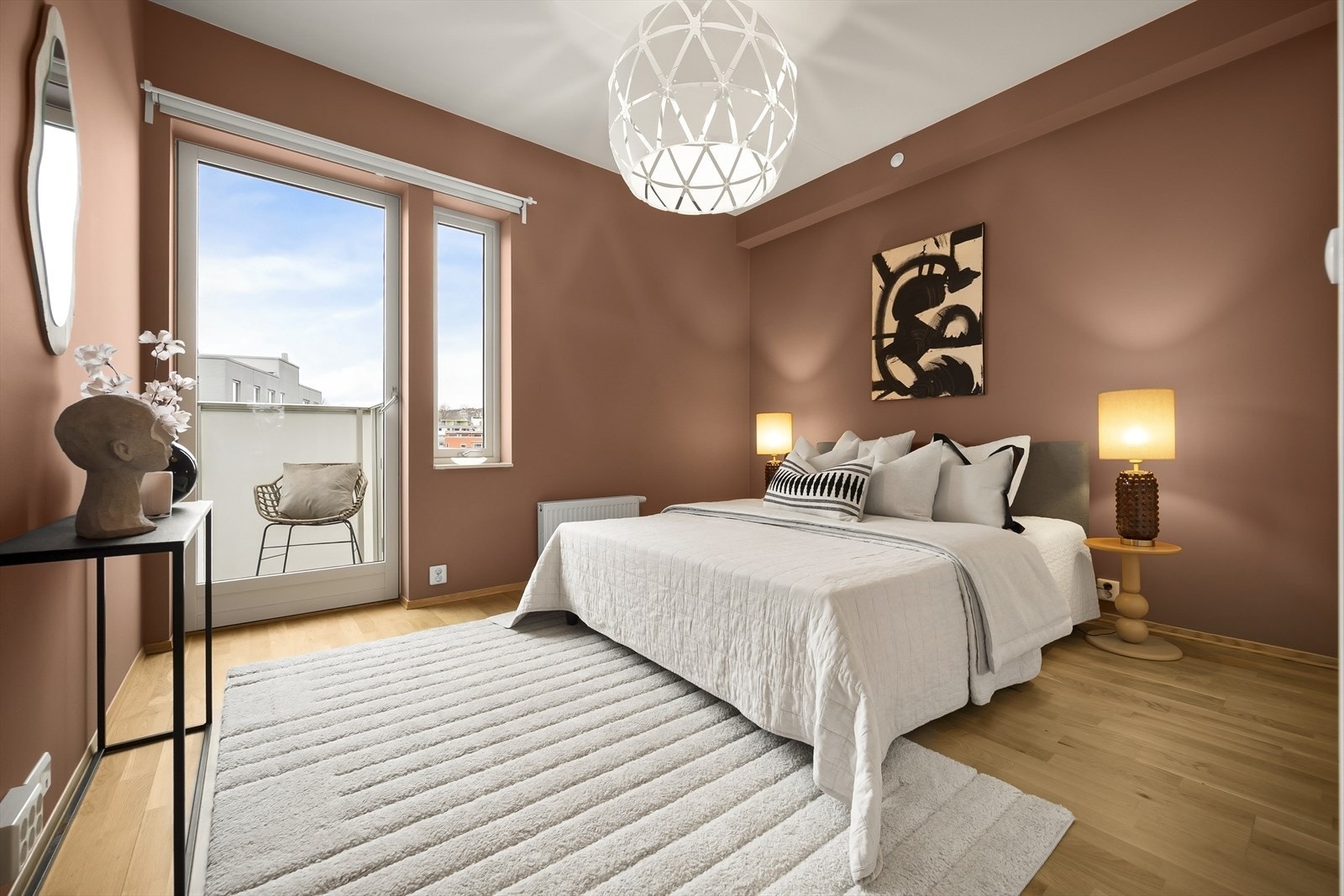 På hovedsoverommet er det god plass til dobbeltseng med tilhørende nattbord på hver side. Galleribilde