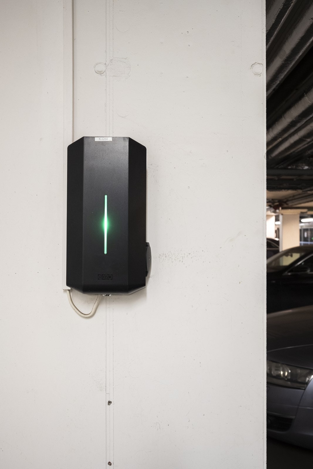 Det er montert lader på parkeringsplassen, men den på bildet er en nabo sin. Galleribilde