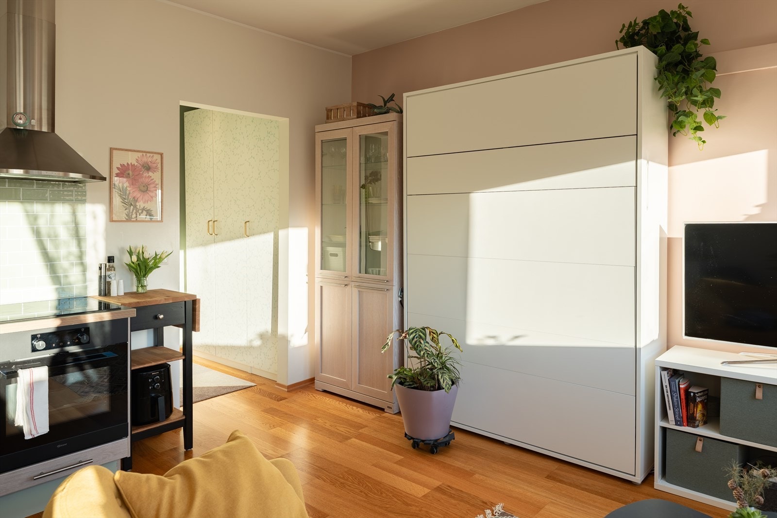 Selger har satt inn en genial skapseng, som enkelt slås inn og ut. Denne medfølger handelen. Galleribilde