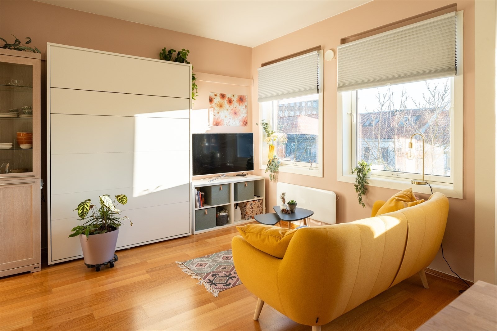 Leiligheten strekker seg over 25m² og byr på entré, bad og stue/kjøkken/soverom. Galleribilde