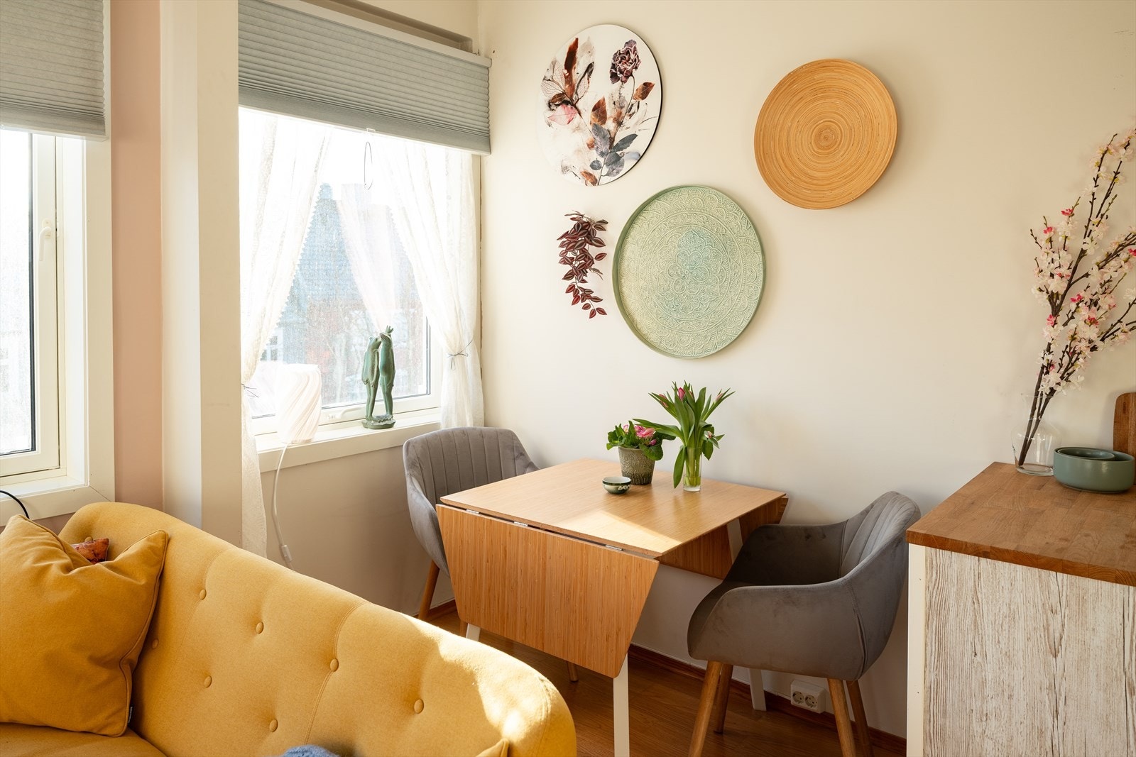 Leiligheten er delvis malt opp i 2026 i lyse farger, som i samsvar med de store vindusflatene gir en luftig atmosfære. Galleribilde