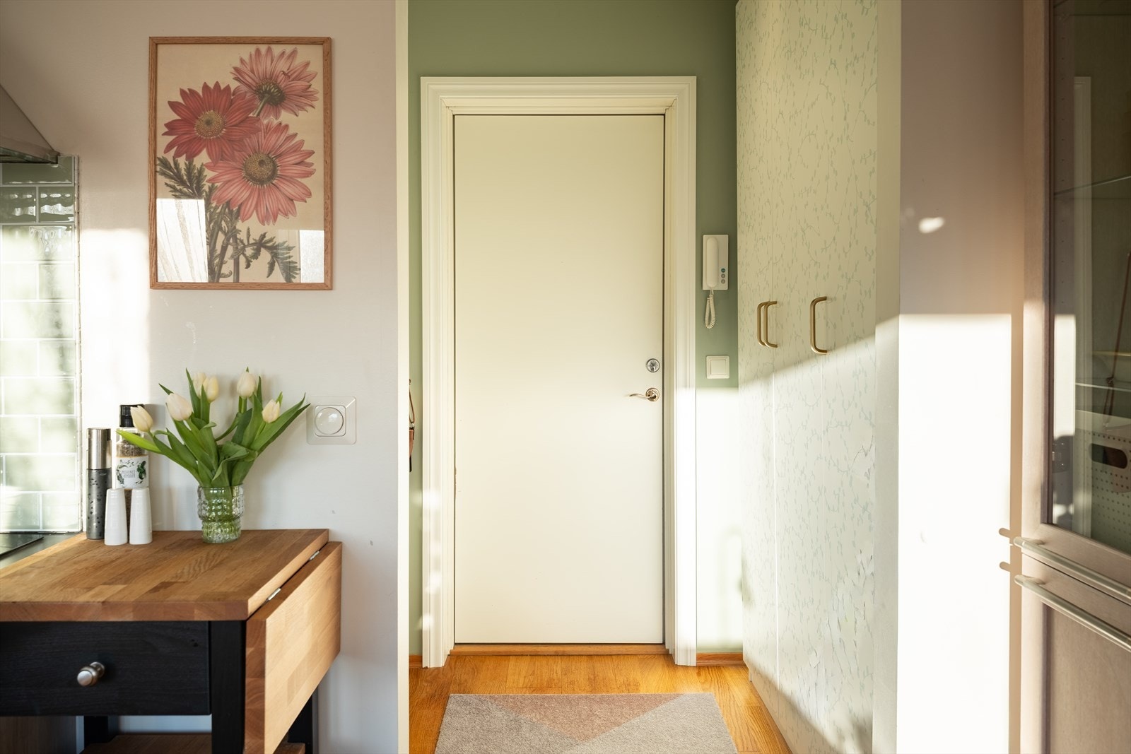 Også i entreen er det satt opp høye garderobeskap, som gir svært gode oppbevaringsmuligheter inne i leiligheten. Galleribilde