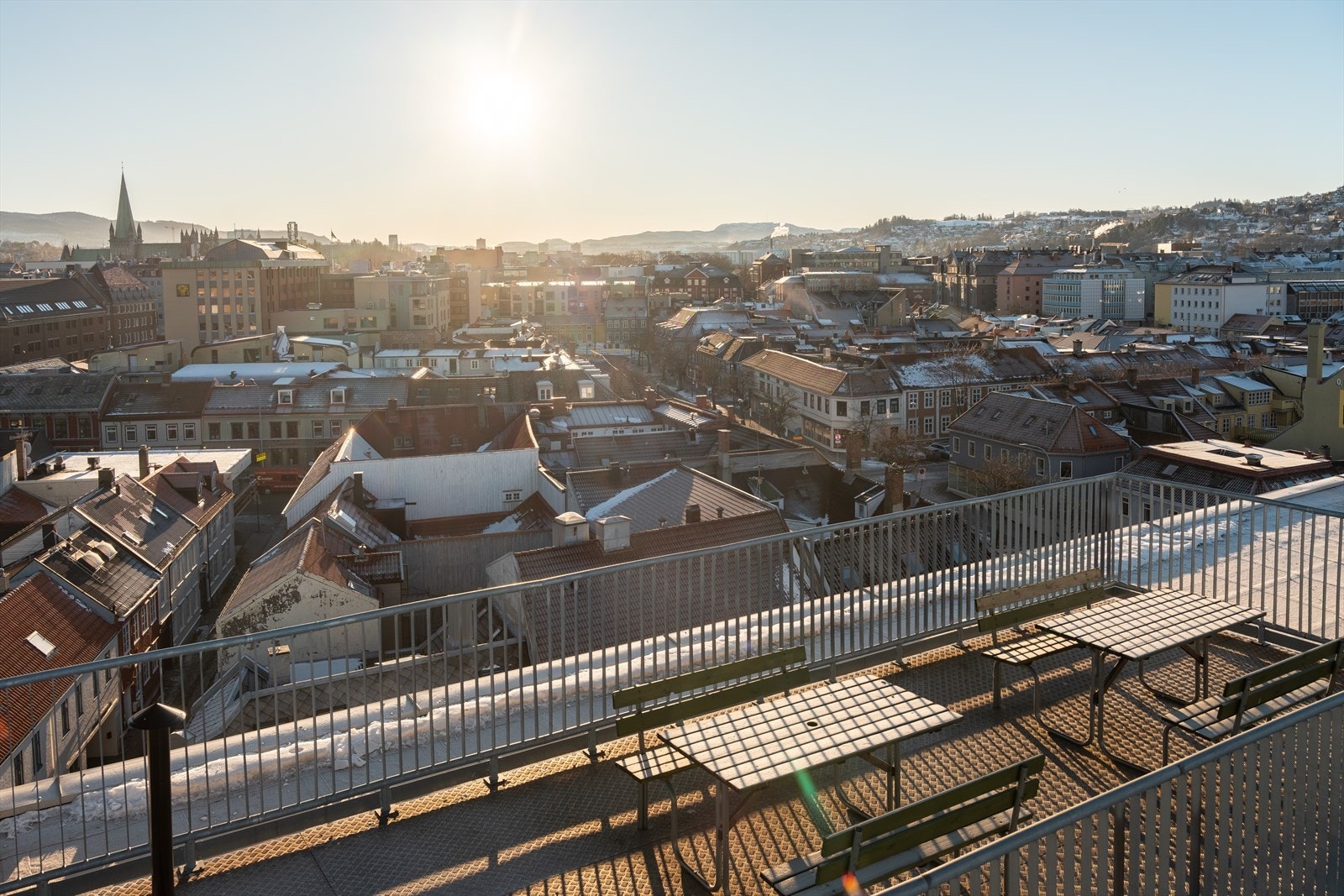 Leiligheten har en meget attraktiv beliggenhet midt i Trondheim sentrum. Her har man alt av servicefunksjoner som Trondheim har å by på innen gangavstand. Galleribilde