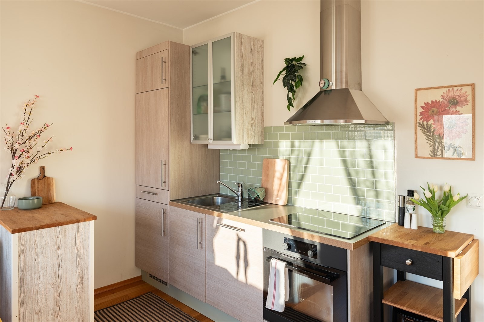 Praktisk og tidløst kjøkken som er vurdert til tilstandsgrad 1 av takstmann. Skapdører og "fliser" over benk er foliert. Galleribilde