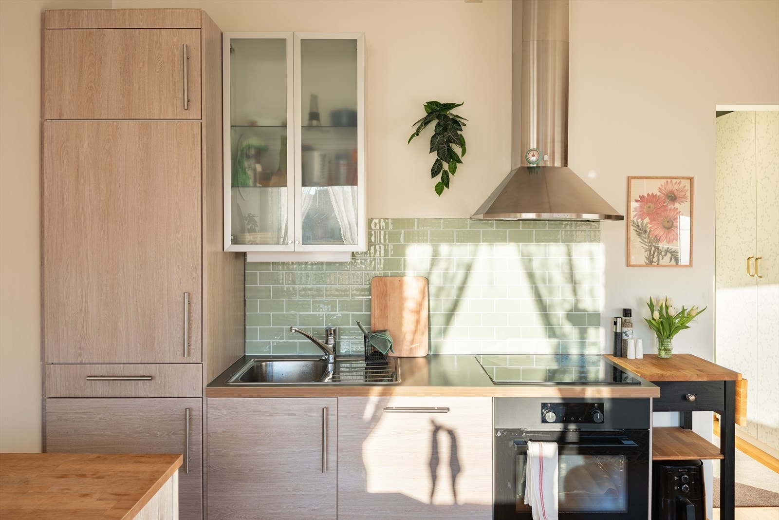 Hvitevarer som komfyr, oppvaskmaskin og kjøleskap medfølger handelen. Selger har også et lite fryseskap som kan medfølger handelen ved behov. Galleribilde