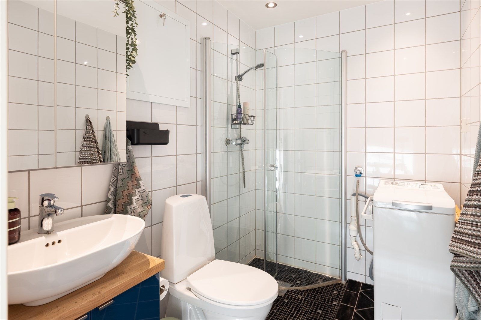 Flislagt og romslig bad på 3,5m² med varme i gulv og opplegg til vaskemaskin. Galleribilde