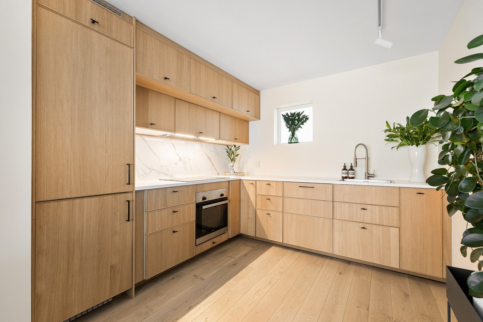 Praktisk kjøkkenløsning med god arbeidsplass og naturlig tilknytning til stuen Galleribilde