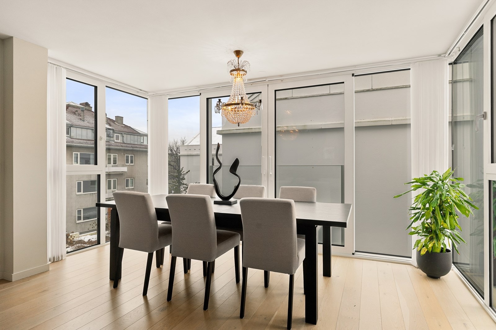 Lys vinterhage med beliggenhet mot sameiets indre gårdsrom, som gir en stille og tilbaketrukket atmosfære Galleribilde