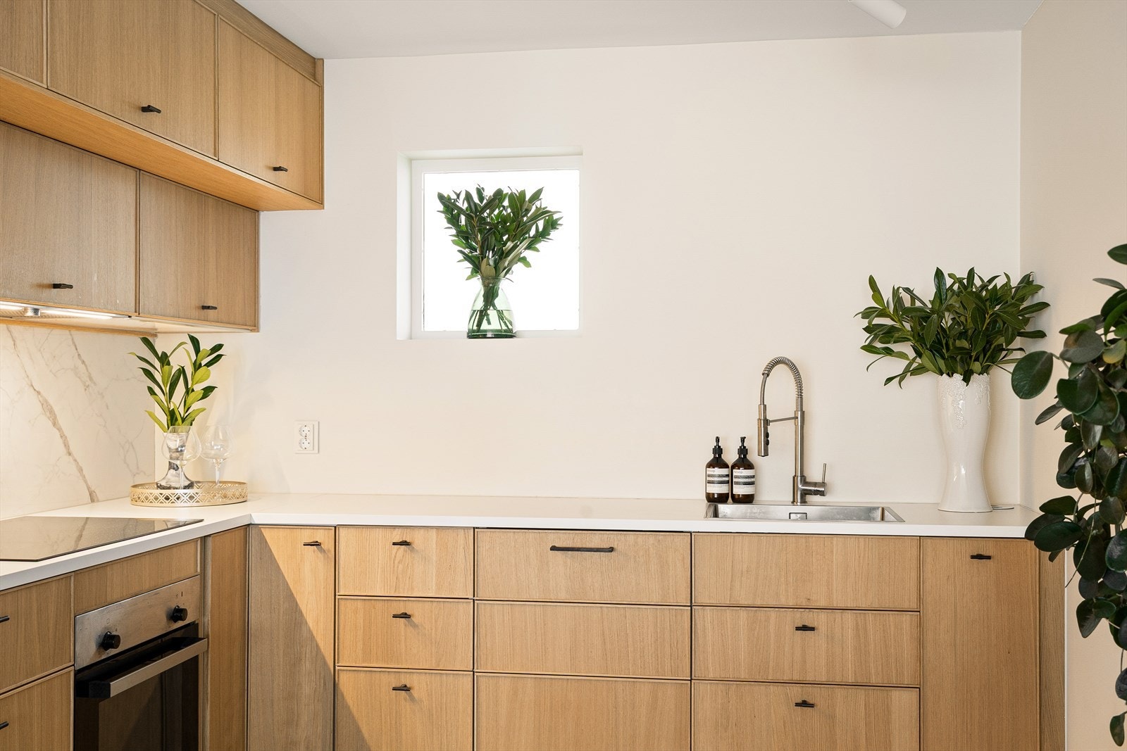 Integrert kjøl/fryseskap, oppvaskmaskin, stekeovn og platetopp medfølger Galleribilde