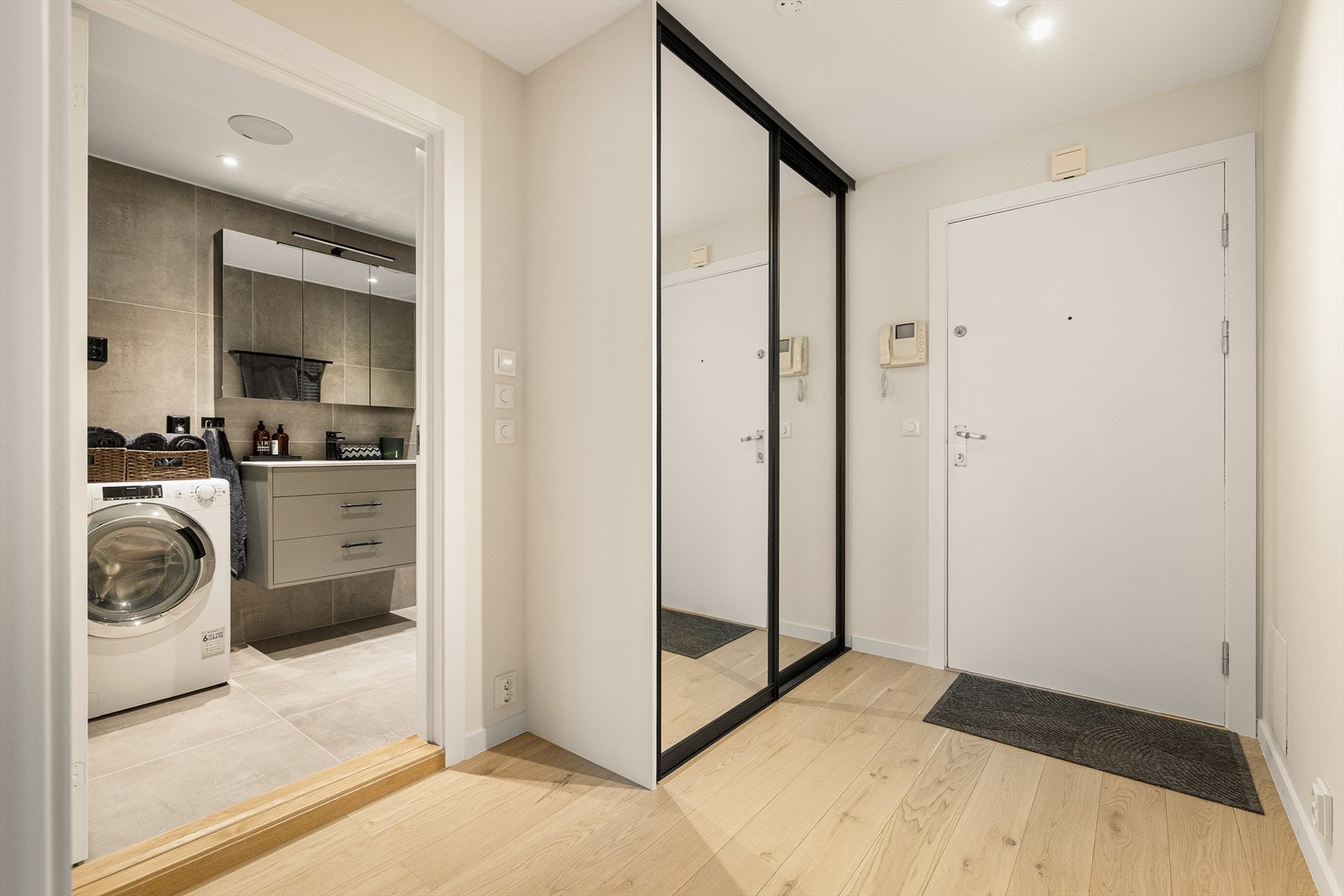 Romslig entré med god oppbevaring i skyvedørsgarderobe Galleribilde