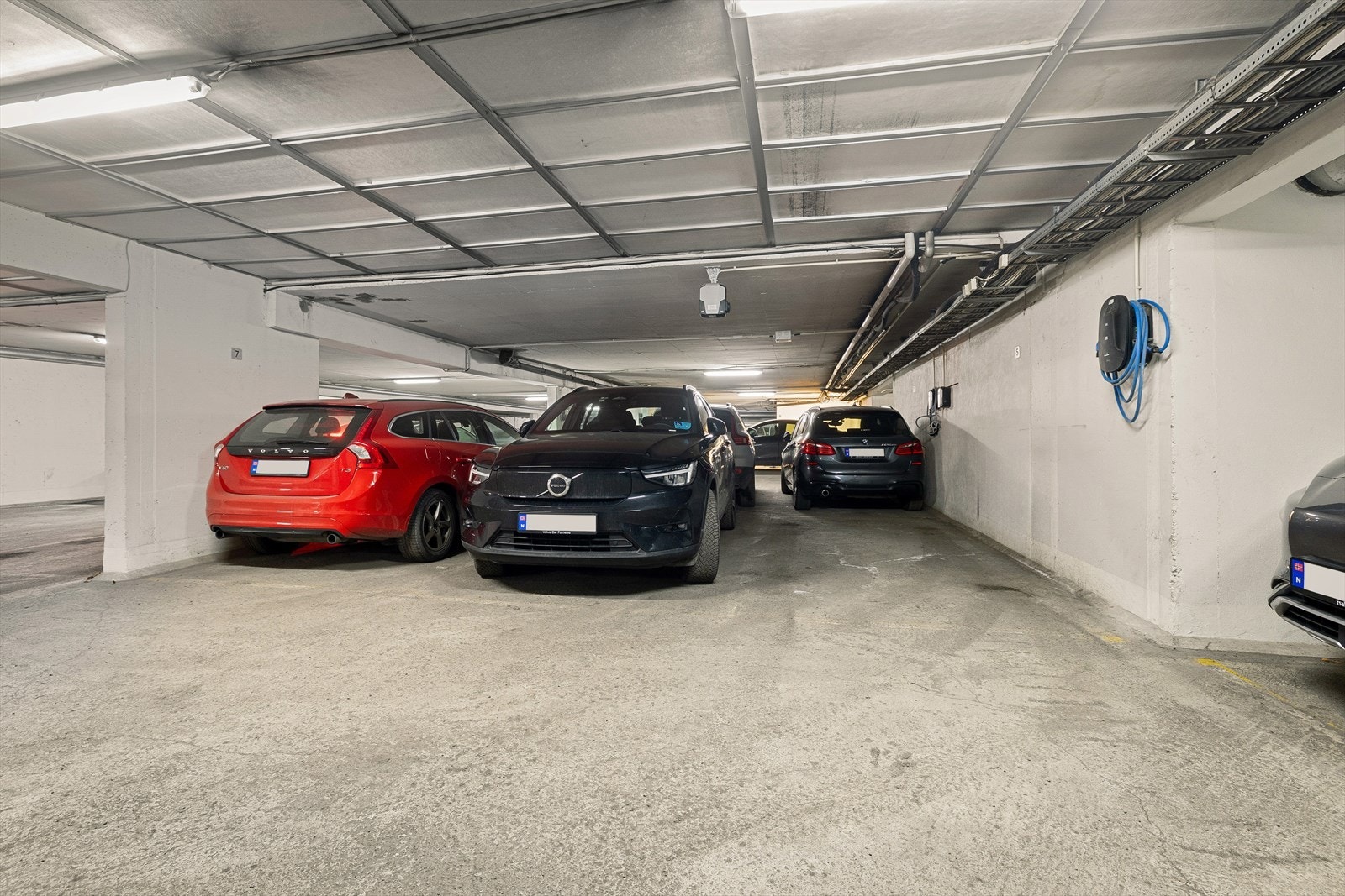 Garasjeplass i kjeller med heisadkomst fra leilighetsplan Galleribilde