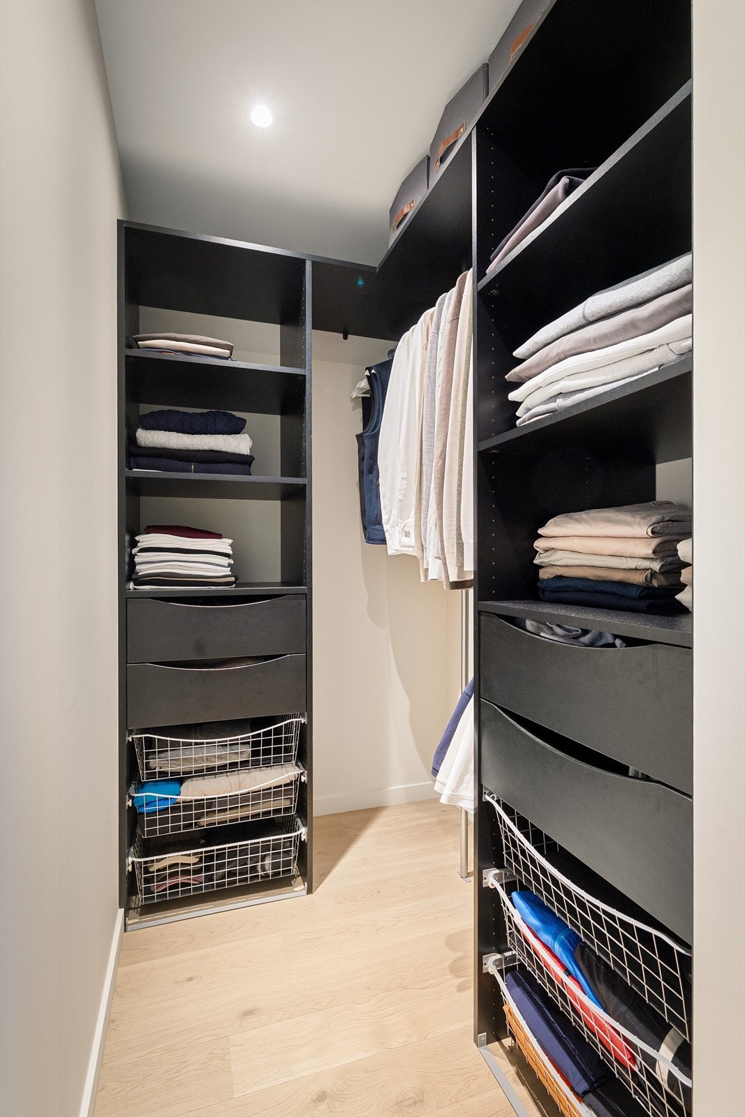 Praktisk walk-in-closet på soverom Galleribilde