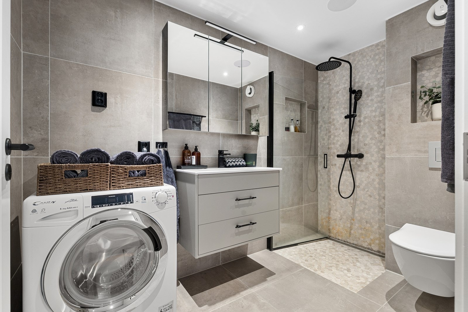 Delikat baderom pusset opp i 2020, med gulvvarme, regndusj og plass til vaskemaskin Galleribilde