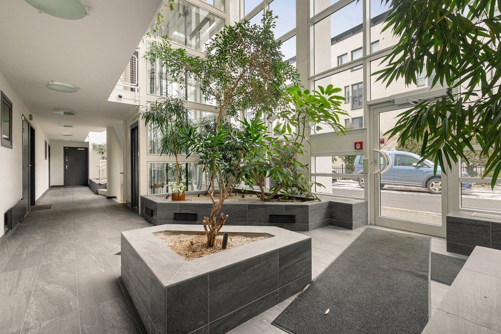 Luftig og frodig inngangsparti Galleribilde