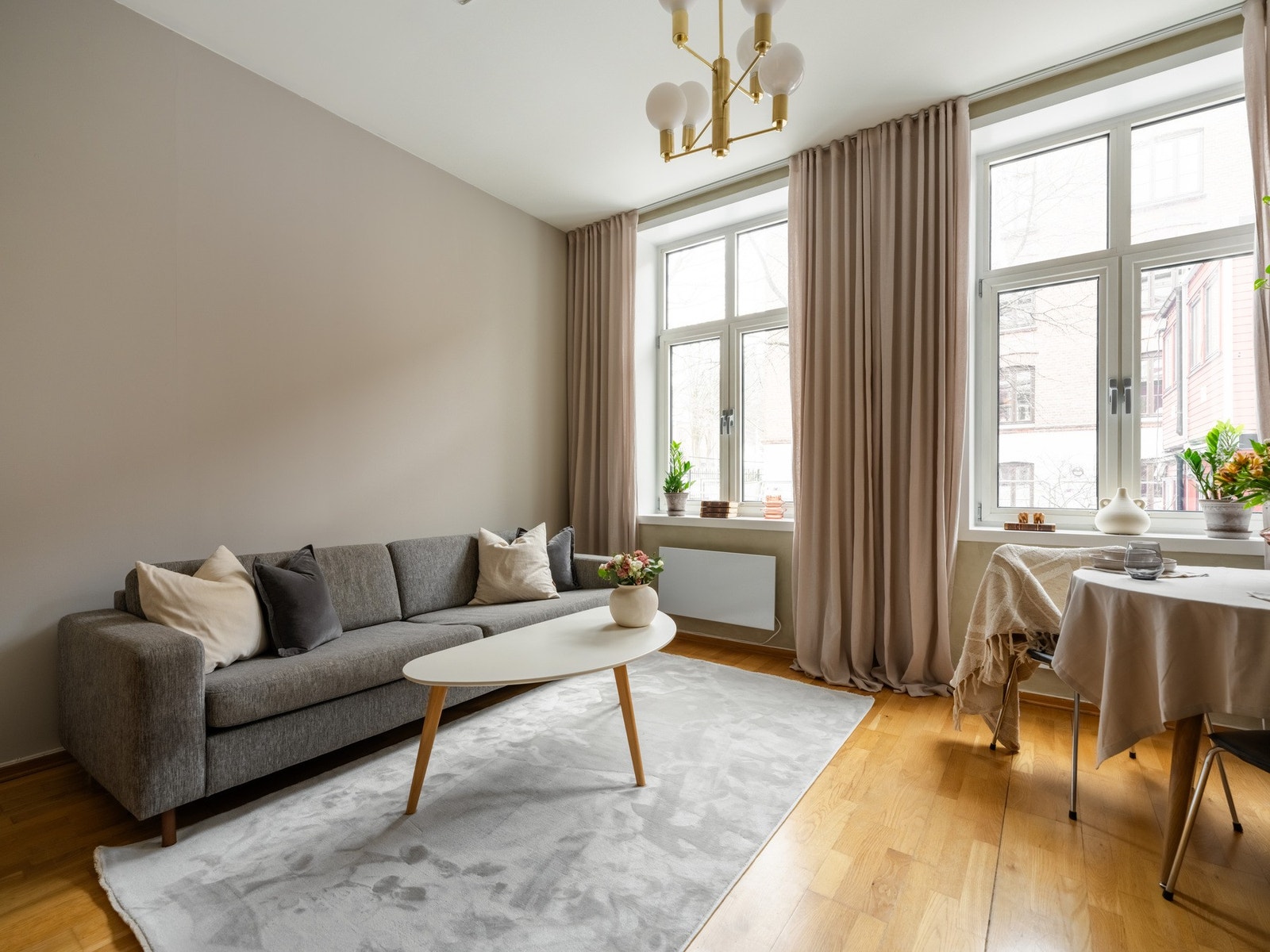 Stuen er stor og luftig med god plass til en større sofagruppe, TV-benk og spisebord. Legg merke til den generøse takhøyden på ca. 2,9 meter og de store vindusflatene som slipper inn mye naturlig dagslys. Galleribilde