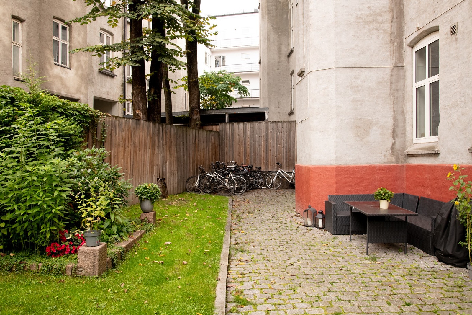 Bakgården til borettslaget er et hyggelig sted å oppholde seg. Her er det flere sittegrupper og fin beplantning vår og sommer. Galleribilde