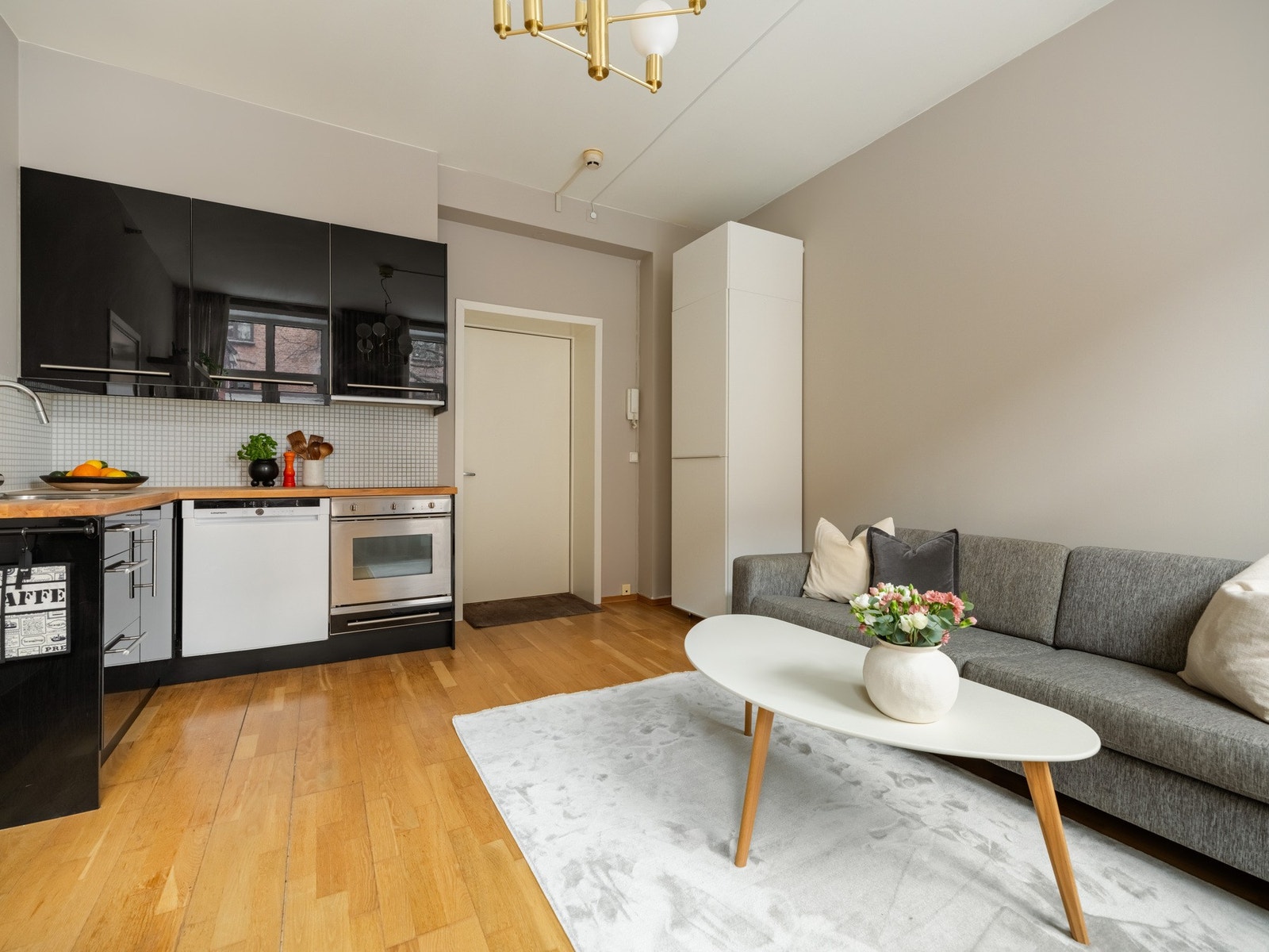 Alle hvitevarene medfølger salget. Praktisk nisje bak høyskap ved inngangspartiet til å henge av seg ytterjakker. Galleribilde