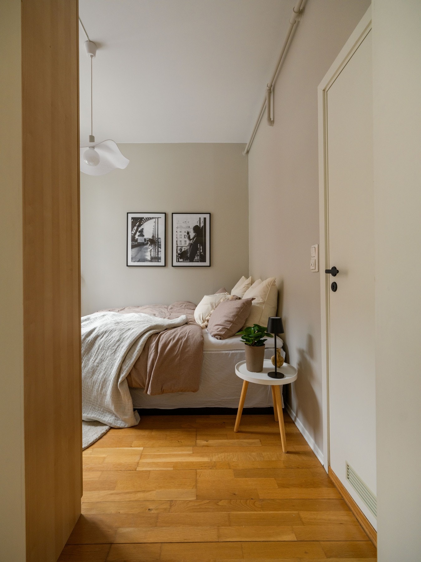 Soverommet er stort og deilig med god plass til dobbeltseng og nattbord. Galleribilde