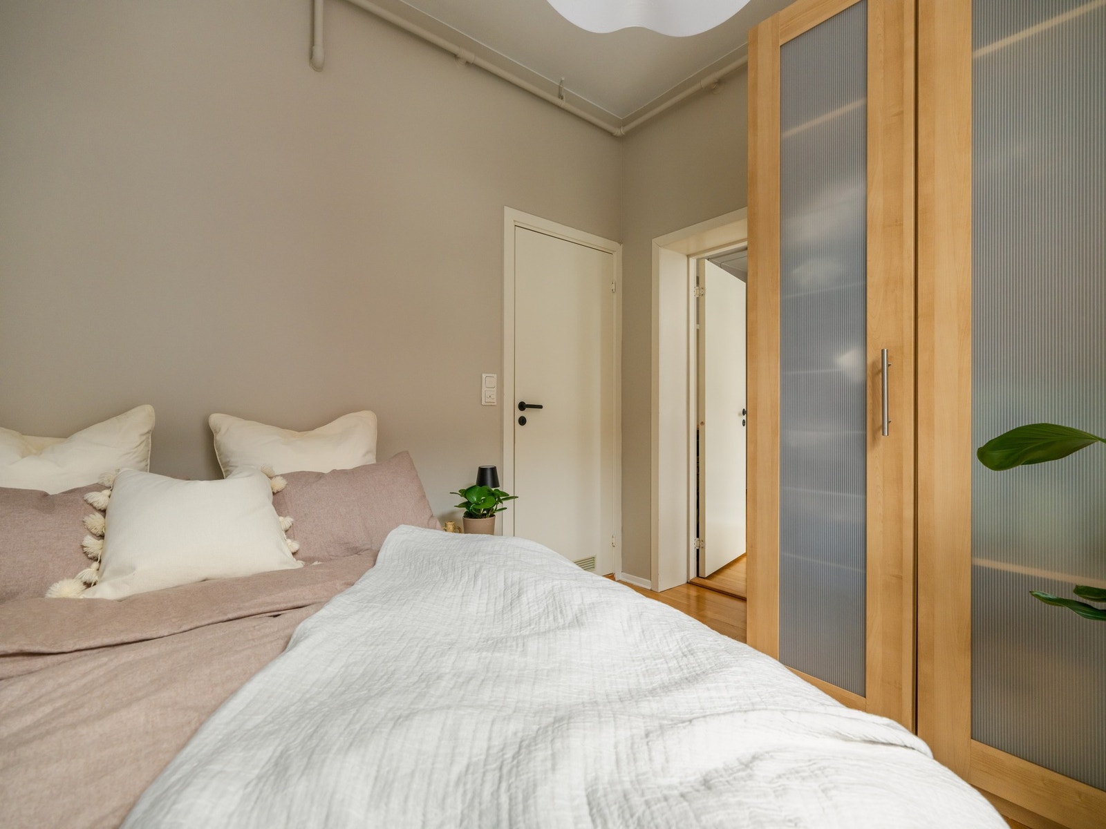 Fra soverommet er det inngang til badet. Galleribilde